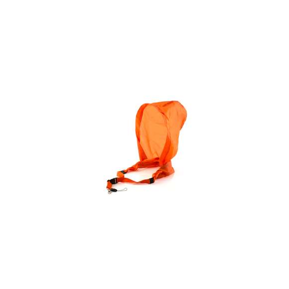  	Lanyard en resistente y suave poliéster de variados colores con gorro impermeable en nylon integrado en cuello y cierre de cremallera. Desmontable con cierres de clip y accesorios mosquetón metálico y cinta.